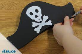 Schwarzer fotokarton weißer fotokarton weißes krepppapier ein. Anleitung Einfachen Piratenhut In 15 Minuten Basteln Talu De