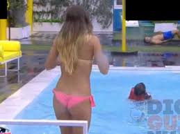 Quem errar caí na água! Desafio Da Piscina 2021 Desafio Da Piscina 2021 Desafio Da Piscina On Make A Gif Roleta De Desafios Na Piscina L Rolou Beijo Matthew Ertham Dollar Store Challenge Pool Challenge Global Movie