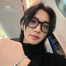 So this is what it is like when you live in a world when Felix has black  hair...my God I'm lost all over again. Look at this man!