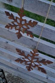 Zwei Schneeflocken Aus Edelrost Zum Aufhangen Schone Dekoration Fur Die Kalte Jahreszeit Winterdeko Rost Weihnachtsgeschenk Winter Time Snowflakes Wonderful Gift