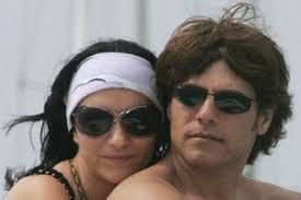 Laura pausini, la foto del bacio a paolo carta: Continua L Esilarante Storia D Amore Tra Laura Pausini E Paolo Carta
