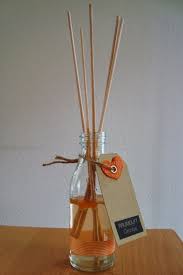Klar, gegen abgestandene luft hilft auch der schönste raumduft nicht. Diy Raumduft Mit Stabchen Raumduft Selber Machen Diy Sachen Duft