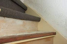 Egal ob rechteckig oder halbrundform, die rutschgefahr auf glatten treppenstufen wird durch stufenmatten stark eingedämmt, da diese. Teppich Von Der Treppe Entfernen So Gelingt S Am Einfachsten