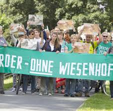 Werder bremen ist zum zweiten mal in der vereinsgeschichte aus der bundesliga abgestiegen. Wiesenhof Proteste Werder Fans Und Tierschutzer Demonstrieren Bilder Fotos Welt