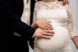 Schwanger Heiraten Kein Problem Diese Hochschwangere Braut Sah Wunderschon Aus In Ihrem Spitzenkleid Heiraten Braut Hochzeitsfotografie