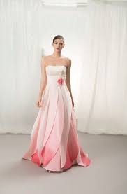 Non dimenticate di cliccare sulle parole sottolineate per visionare le bellissime fotografie degli abiti! Pin Su Abiti Da Sposa