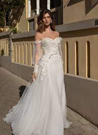 Gli abiti da sposa due pezzi sono ideali per le spose più giovani, perfetti per riti civili e matrimoni celebrati all'aria. Tendenze Abiti Da Sposa 2021 Tutte Le Novita Per Un Look Strepitoso