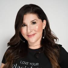 Hi Esti Besties! I'm Amber Preston and I'm a solo practitioner in Columbus,  OH. I've been an aesthetician for almost 14 years and I own a space that is  home to 3