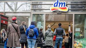 Kaufe premium atemschutzmasken, schutzkleidung schnelle und unkomplizierte lieferung direkt zu aktuell keine umsatzsteuer beim kauf von ffp2 und ffp3 masken in österreich! Ansturm Auf Dm Angst Vor Ffp2 Maskenpflicht Sorgt Fur Leere Regale Baden Wurttemberg