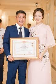 Mấy anh trai 'tới công chuyện' vì bồ lấy clip nhảy của 'vợ quốc dân' thử lòng. Nghá»‡ SÄ© Cong Ly Cong Bá»' CÆ°á»›i Vá»£ Láº§n 4 Vá»›i Báº¡n Gai Ngá»c Ha