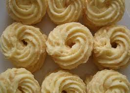 Yuk Kita Bikin Resep Kue Sagu Keju Yang Renyah Dan Enak Selain Bentuknya Yang Cantik Tekstur Kue Kering Lebaran Ini Juga Lembut Dan Kue Kering Resep Kue Kue