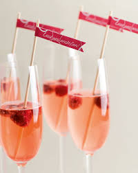 Einfache Cocktail Rezepte Hier Ein Paar Ideen Fur Ihre Aperitiv Bar Am Besten Treffen Sie Sich Mit Ein Sektempfang Hochzeit Snacks Hochzeit Hochzeit Buffet