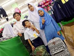 Sampai didalam rumah kami disambut kak nita yang masih seperti dulu tetap ramah dan bersahabat, kemudian kak nita mempersilahkan aku duduk disofa biru dalam rumahnya. Baju Sekolah Pakaian Hari Hari Berkualiti Harga Mampu Beli