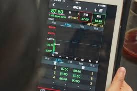 高端疫苗組與az疫苗組之原型株活病毒中和抗體幾何平均效價比值(geometric mean titer ratio, gmtr)的95%信賴區間下限為3.4倍，遠大於標準要求0.67倍。 陳時中：3人完全同意、15人有條件同意 Umkljs38nphhgm