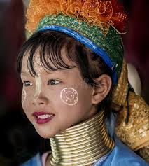 Portrait De Petite Fille Appartenant En Longue Communauté De Tribu De Cou  S'asseyant En Dehors De Sa Maison En Long Village De Co Photo stock  éditorial