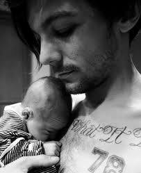 FOTO] Louis Tomlinson Cium Freddie Sebelum Mandi