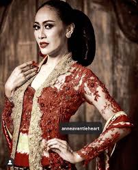 Dia sering membuat kostum panggung untuk grup vokal dan tari di sekolah hingga berbagai ajang hiburan remaja lainnya di solo. Kebaya Kutubaru Jawa Anne Avantie Disewakan Untuk Prewed Resepsi Pesta Acara Adat Dll Fesyen Wanita Pakaian Wanita Gaun Rok Di Carousell