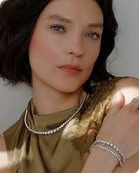 Leslie Shell's Instagram, Twitter & Facebook