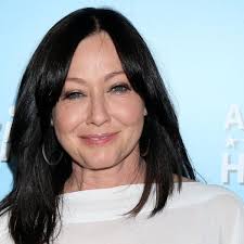 All you need to know about former 90210 actress shannen doherty and her supportive family. Beverly Hills 90210 Star Shannen Doherty Erster Tag Am Set Schauspielerin Zuruck Vor Der Kamera Bunte De