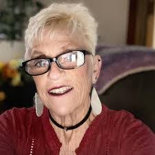 Diana Brinkley's Instagram, Twitter & Facebook