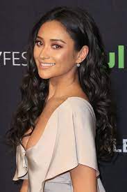 Shay Mitchell Wavy Black Barrel Curls Side Part Hairstyle Shay Mitchell Hair Side Part Hairstyles Hairstyle