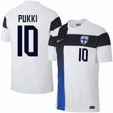 Un logo nike doré est placé au centre de la croix sur le torse du nouveau maillot de foot finlande euro 2021 domicile. Nike Maillot Finlande Pukki 10 Domicile 2020 2021 Flocage Fan Style