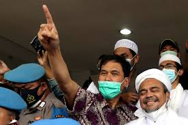 Adalah jubir fpi, advokat, mantan aktivis ham, mantan ketua umum ylbhi dan kemudian beralih menjadi panglima komando laskar islam, kelompok paramiliter fpi. Munarman Indonesian People Are Waiting For Jokowi To Be Treated Like Habib Rizieq Archyde