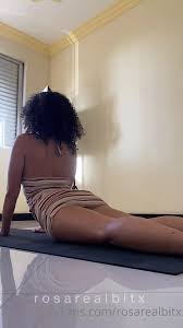 Dona Camila Moura parece hacer ejercicio con su vestido sin bragas en un  amateur - Dale Porno