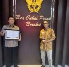 Halaman resmi facebook kppbc tipe bea cukai tanjung perak telah berhasil menggagalkan penyelundupan npp jenis methamphetamine sebanyak sebanyak 13 kali dengan berat total barang. Sumbang Devisa Ekspor Terbesar Pt Smelting Raih Award Dari Bea Cukai Kppbc Tmp Tanjung Perak Tribun Jatim
