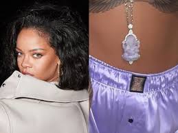 Полное имя — робин рианна фенти (robyn rihanna fenty). Rihanna Ganesha Necklace Rihanna Courts Controversy Again Gets Trolled For Wearing Ganesha Necklace While Posing Topless