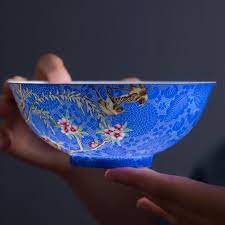 景德镇扒花 针尖上的艺术 扒花 严格来说属于景德镇四大名瓷之一粉彩瓷的一种装饰形式 是粉彩工艺和轧道工艺的有机结合 又叫粉彩轧道瓷 所谓粉彩 就是用玻璃白料为底色 运用中国传统绘画技法中的没骨法彩绘渲染图饰的彩瓷 这种瓷器的特点就是画面阴 design