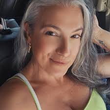 Where to find free or low-cost maternity clothes for a trip?