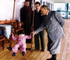 Atatürk, hayatı boyunca, hangi yaşta olursa olsunlar, sevdiklerine çocuk diye seslenirdi. Ataturk Ve Cocuklar Renkli Tarihi Olaylar