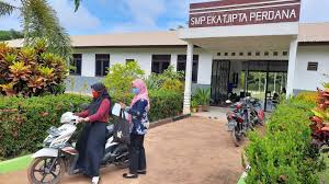 Sebelum menyiapkan pengenalan suara, pastikan anda telah menyiapkan mikrofon. Smp Eka Tjipta Perdana