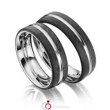 Paar Carbon Trauringe Eheringe In Edelstahl Mit Carbon Einzug Von 123gold 123gold Einzigartig Wie Die Liebe Mit Bildern Eheringe Trauringe Ehering Carbon
