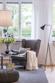 Szary Fotel Uszak Szary Dywan Szara Dziergana Pufa I Czarna Metalowa Lampa Podlogowa W Salonie Home Living Room Home Decor House Interior