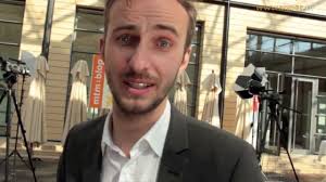 Das magazin selbst wird im internet bereits. Jan Bohmermann Ein Bitte Lass Die Kamera Aus Interview Youtube