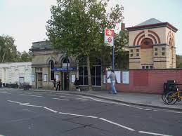 Live the station is currently quiet. West Brompton Station Wikipedia