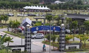 Pengunjung ikhwan saiful azman tidak melepaskan peluang berdoa. Perkembangan Di Tanah Perkuburan Islam Raudhatul Sakinah