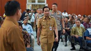 Kpk menangkap bupati penajam paser utara di sebuah lobi mal di jakarta selatan, rabu (12/1) dan menyita uang dalam sebuah koper. Awtgmkrw9zdtcm