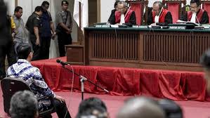 Sebab turundan masalah yangdibicarakannya silih berganti. Hakim Ahok Merendahkan Surat Al Maidah 51