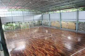 Terdapat beberapa ketentuan yang berbeda dari sepak bola meskipun futsal mirip sekali dengan olahraga. Jenis Lapangan Futsal Lapangan Futsal