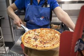 Dominos Pizza Delivery News: Video Of Domino'S Executives Braving Bengaluru  Traffic Jam To Deliver Pizza Goes Viral, Netizens Urge Client To Pay 'A  Good Tip' - The Economic Times