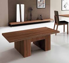 El nombre de la mesa es easy y es un concepto pensado muy especialmente para salones pequeños y pisos con poco espacio, la idea es que en una sola mesa dispongamos de la de centro y la de comedor, la mesa se utilizará como complemento de la zona de sofás habitualmente. Mesa De Centro Elevable Y Convertible A Mesa De Comedor Yaiza Tadel