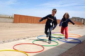 Una estupenda actividad divertida para jóvenes, niños, y todos los que la quieran pasar bien.dividiendo el grupo en dos o más equipos, de por lo menos 4 inte. Todos A Jugar Pruebas Retos Y Juegos Con Aros De Diversos Tamanos