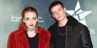 Linda tvingas till att flörtar med en random kille, hon väcker ett. Happy Jankell