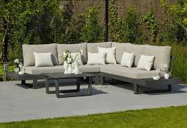 E' importante eliminare con la carta vetrata tutte le schegge. Cuscini Per Divano Pallet Quali Scegliere Per Il Proprio Relax Prodotti E Consigli Per Casa Giardino E Ufficio Giordano Shop Blog
