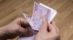 Emekli vatandaşlar geçtiğimiz yıllarda ramazan ve kurban bayramlarında 1000 tl ikramiye almaya hak kazanmıştı. Emekliye 1000 Tl Bayram Ikramiyesi Ne Zaman Verilecek Emekliye Bayram Ikramiyesine Zam Gelir Mi