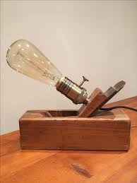 Un Vieux Rabot Recycle En Lampe De Table Deco Diy Upcycling Lampe Diy Usine Deco Idee Deco Recyclage