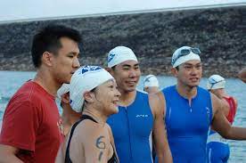 Xterra路外三項全能運動冠軍賽系列。 同時，itu還具有長距離三項全能係列，同鐵人的標準相比除游泳以外的其他兩項賽程都有所輕微縮短。這個賽事是新開設的，2005年舉行了4次年度比賽。許多運動員同時參加鐵人和itu長距離的比賽。 鐵人三項是世界鐵人公司（wtc）的商標，用於wtc舉行的系列賽事。同樣比賽長度，但不是由wtc組織的賽事，通常被稱為「鐵人式三項全能（iron distance triathlon）」。 æ–‡ç«  é‹å‹•ç­†è¨˜